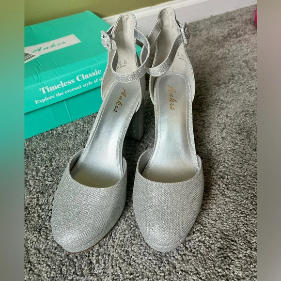 Silver block heeled round toe pumps - Picture 7 of 7